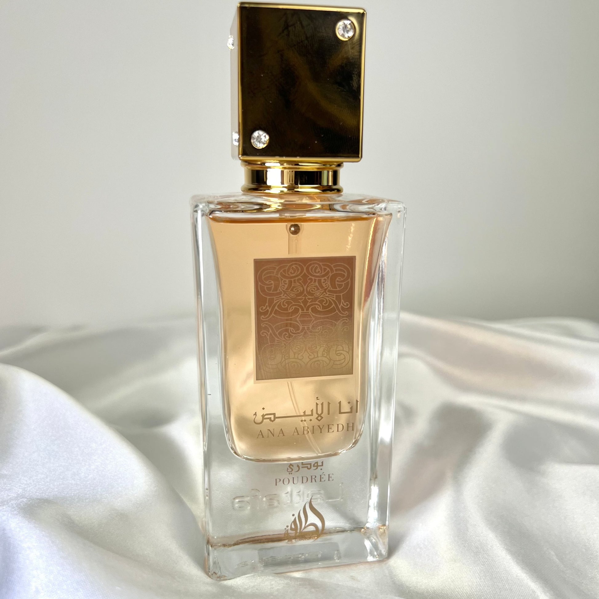 Ana abiyedh Poudree Lataffa inspiratie van Narciso Roudriquez Poudree dupe. Missluxurious